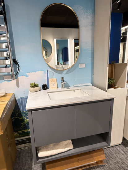 橢圓跑道鏡+Focus100龍頭+Caxton方形下嵌盆+LG人造石檯面+訂製鴿子灰浴櫃